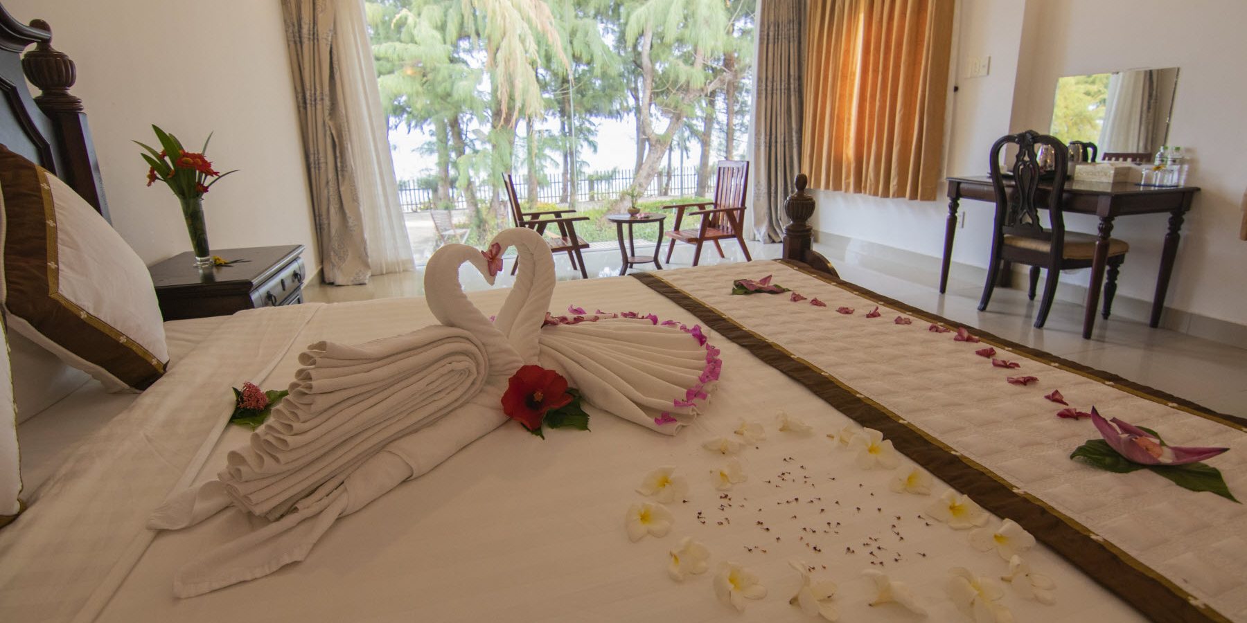 Maxivic Beach Resort Restaurant phục vụ các món Á – Âu, ăn sáng, trưa,.. Cùng những món ăn đặc sản của Phan Thiết nắng gió, biển xanh và cát trắng!