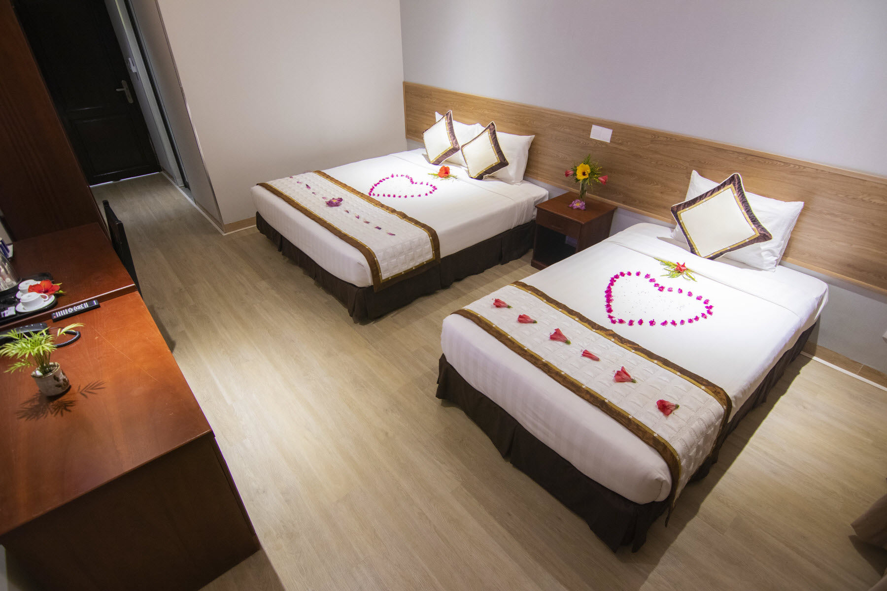 Maxivic Beach Resort Restaurant phục vụ các món Á – Âu, ăn sáng, trưa,.. Cùng những món ăn đặc sản của Phan Thiết nắng gió, biển xanh và cát trắng!